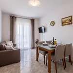 Family Jadrijevic Apartment Primosten