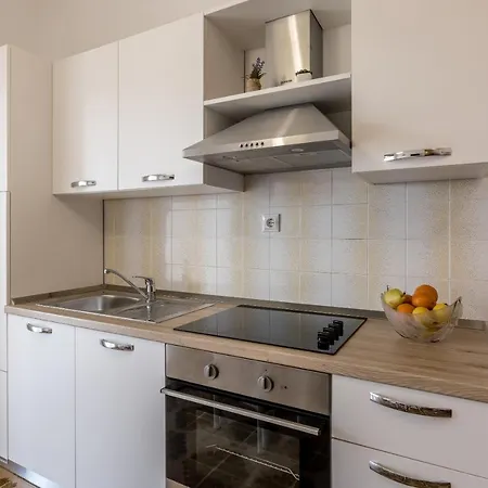 Family Jadrijevic Apartment Primosten