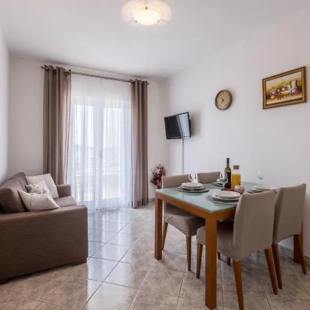 Family Jadrijevic Apartment Primosten